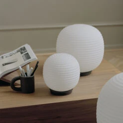 New Works Lámpara De Mesa Lantern Globe Medium -Iluminación Tienda 501543 01 4 EnvironmentImage 59b81c23bb